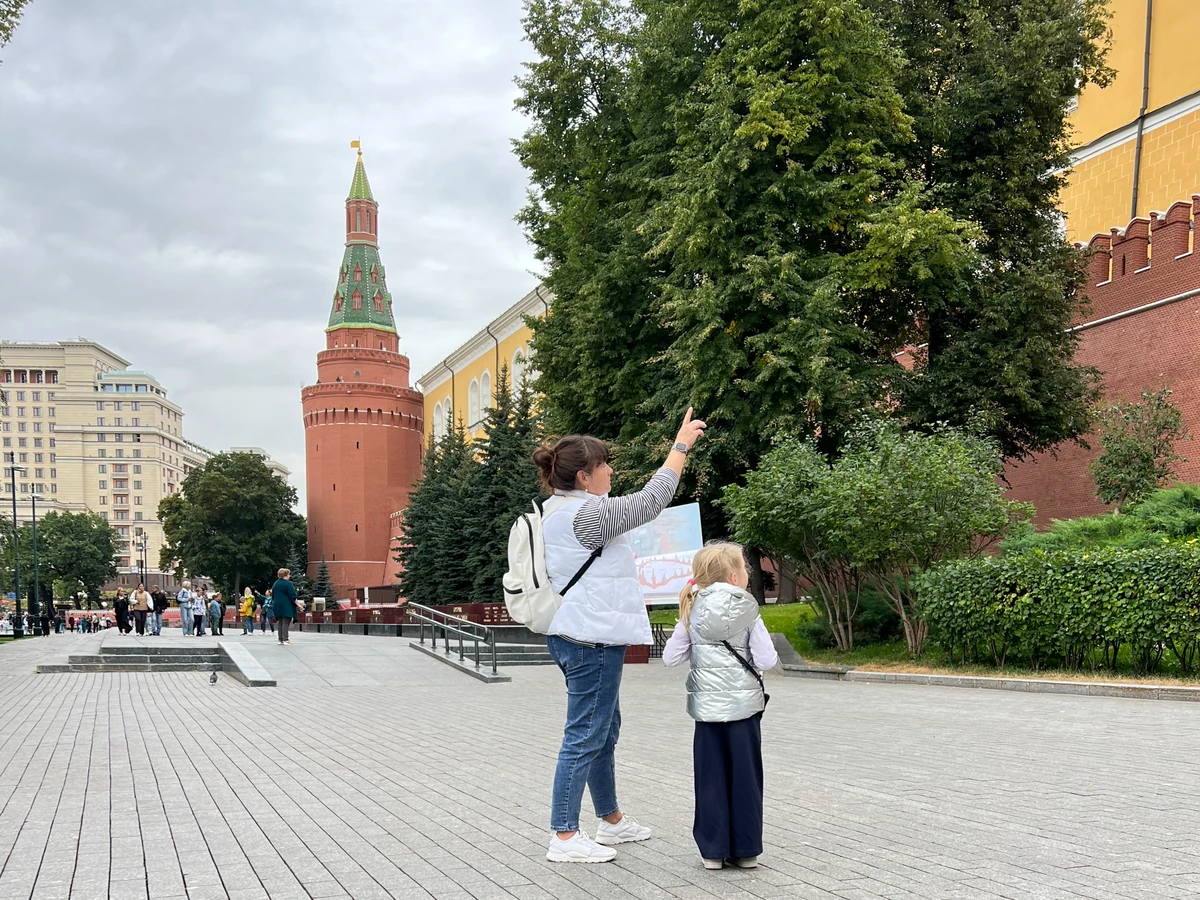 Ребенок с картой сокровищ на фоне Кремля