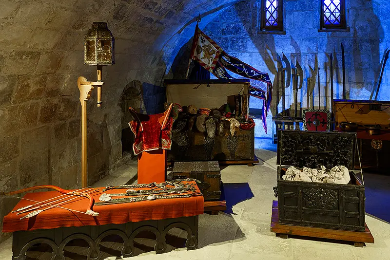 Дети трогают старинные предметы в палатах бояр Романовых